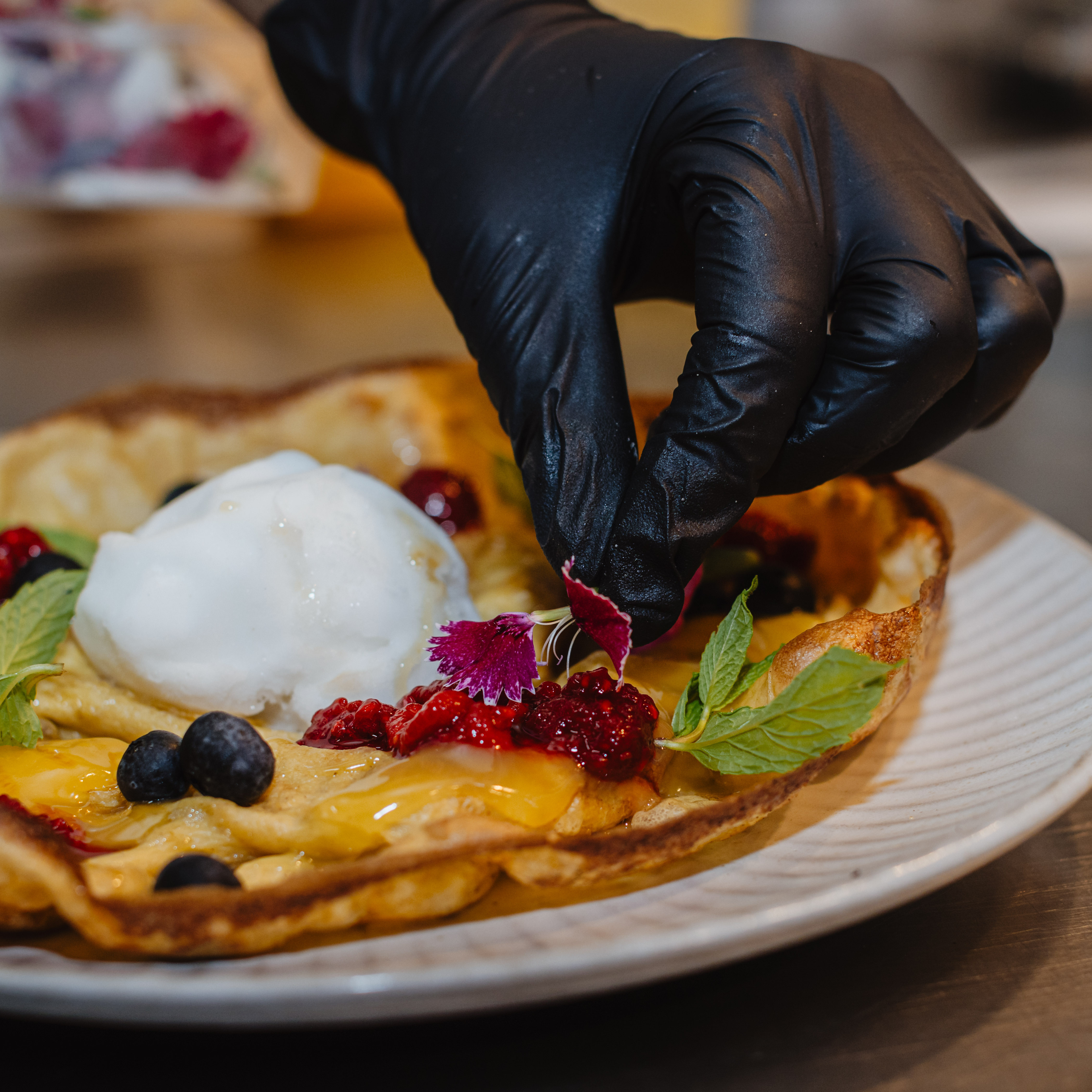 black nitrile gloves used in food prep